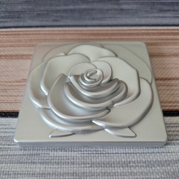 🌹Elegant Rose Blossom Compact Makeup Mirror Normal & Magnifying (Silver Color) - Picture 5 of 11